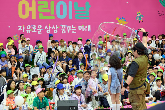 윤석열 대통령이 5일 청와대 연무관에서 열린 어린이날 초청 행사에 참석해 초청 어린이들과 함께 ‘버블 매직쇼’ 공연을 관람하고 있다. 2024.5.5  대통령실 제공