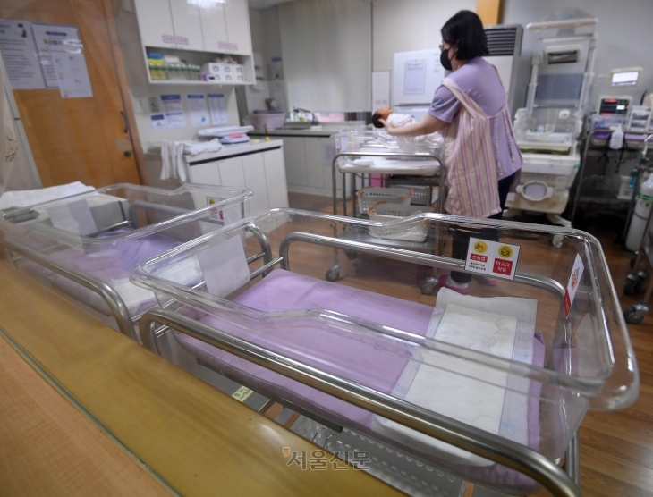 기사와 무관. 경기 수원시 한 여성병원 신생아실의 모습. 홍윤기 기자