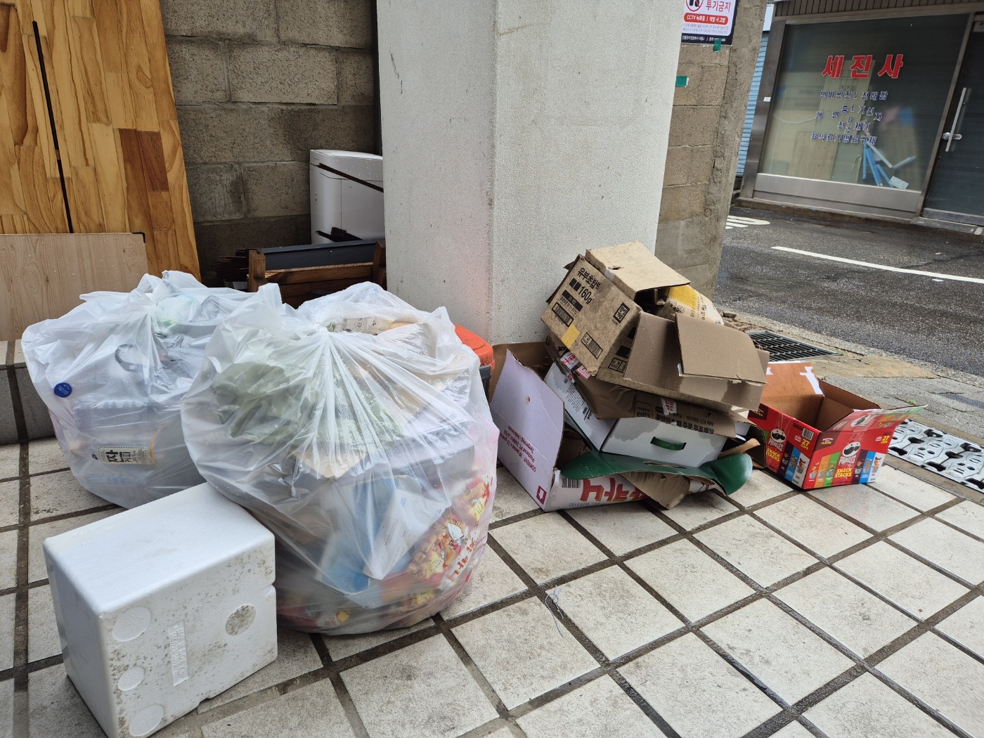 어린이날 연휴 마지막 날인 6일 서울의 한 주택가 앞에 캔과 페트병 등 재활용 쓰레기가 담겨 있는 비닐봉지와 박스, 스티로폼이 길바닥에 나뒹굴고 있다.