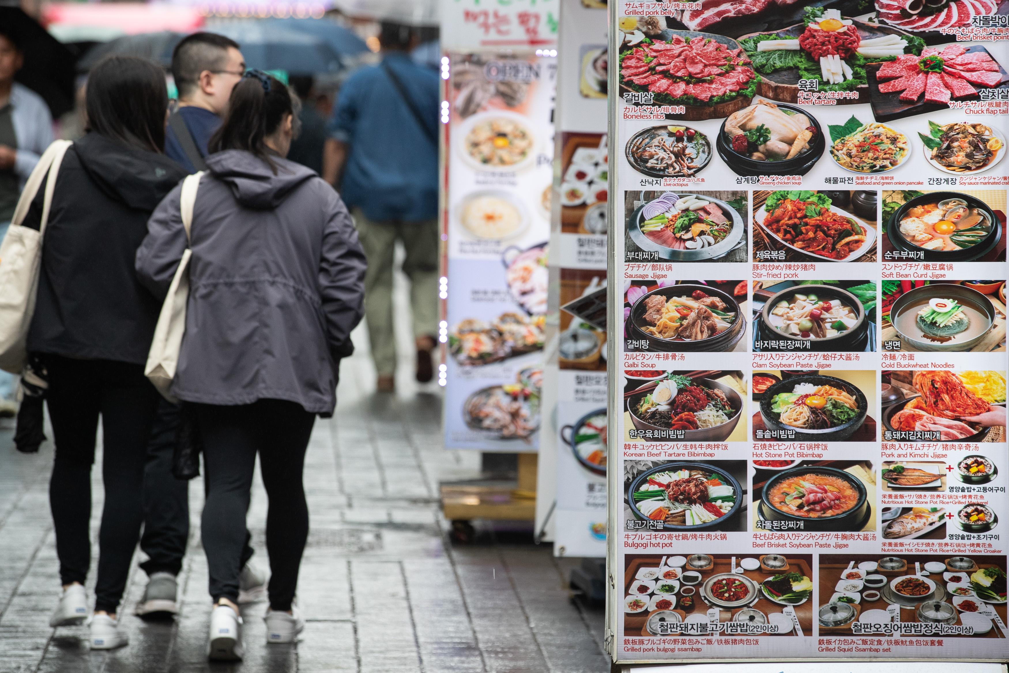 “밥 사먹기 겁나네…” 외식물가, 35개월째 물가 상승률 웃돌아