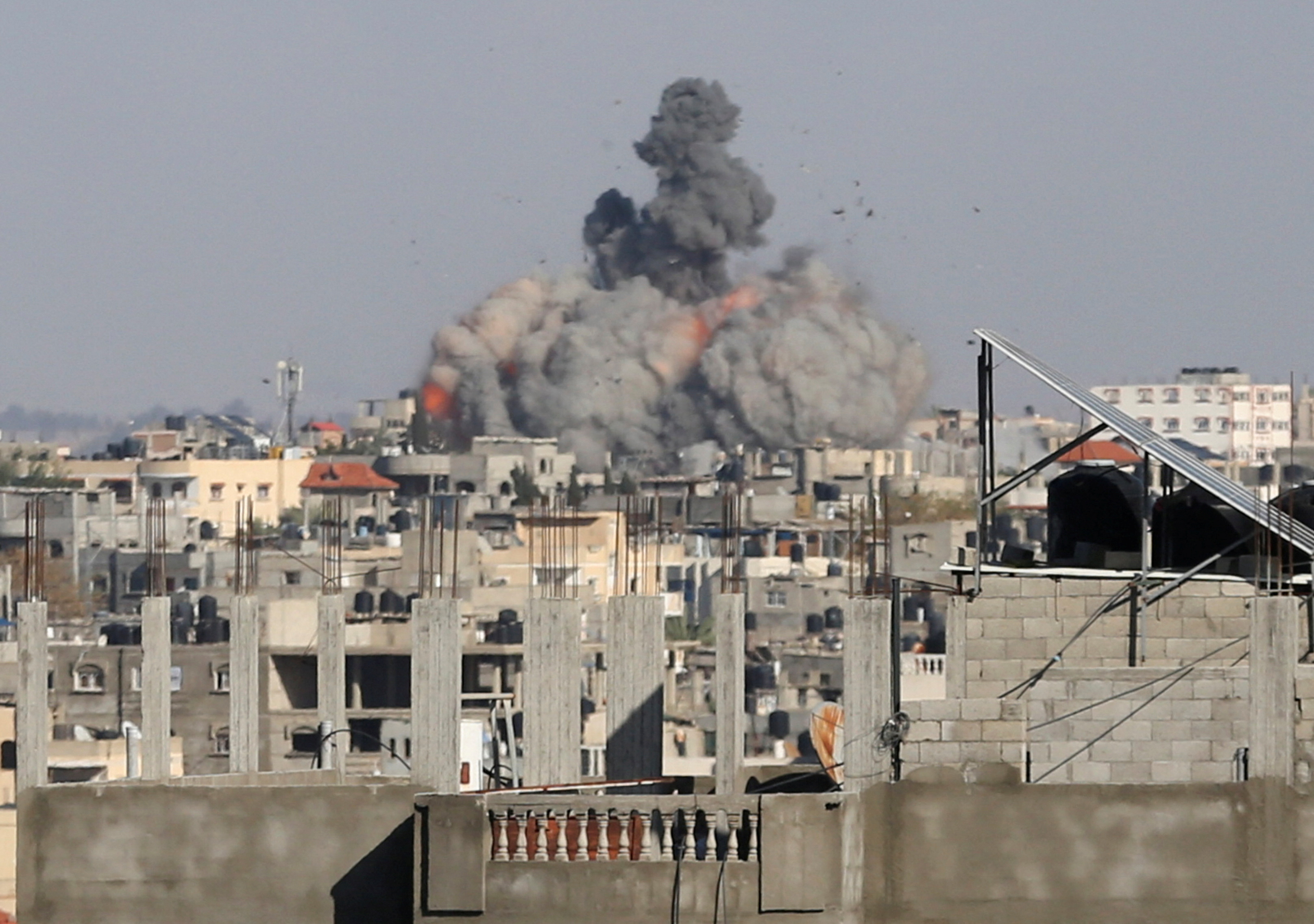 6일(현지시간) 이스라엘군이 팔레스타인 무장 정파 하마스의 최후 보루로 여겨지는 가자지구 최남단 라파에서 공습한 이후 검은 연기가 하늘로 치솟고 있다. 로이터 연합뉴스