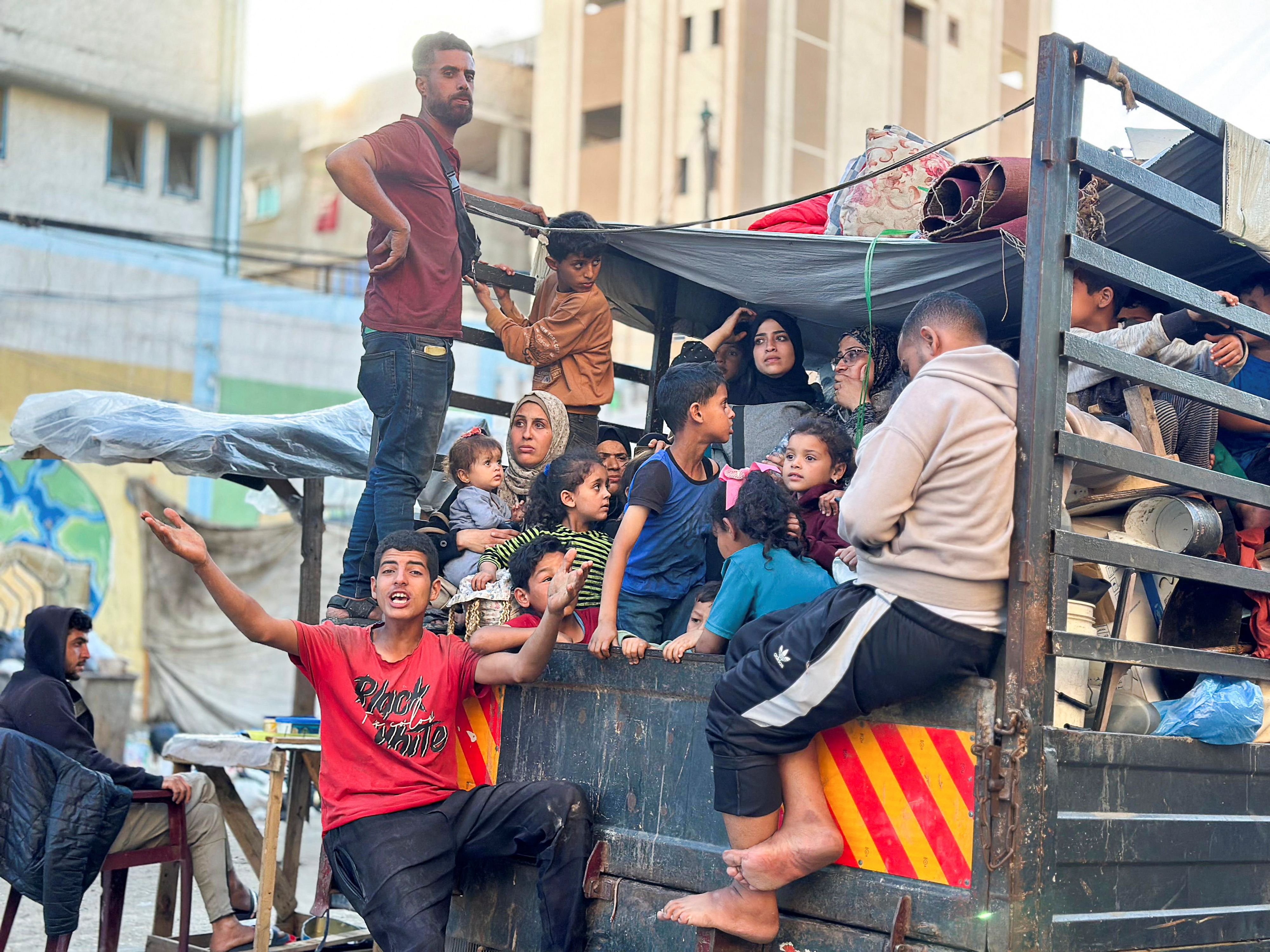 6일(현지시간) 이스라엘군이 대피령을 내리자 가자지구 최남단 도시 라파 동쪽에 사는 민간인들이 차를 타고 이동하고 있다. 로이터 연합뉴스