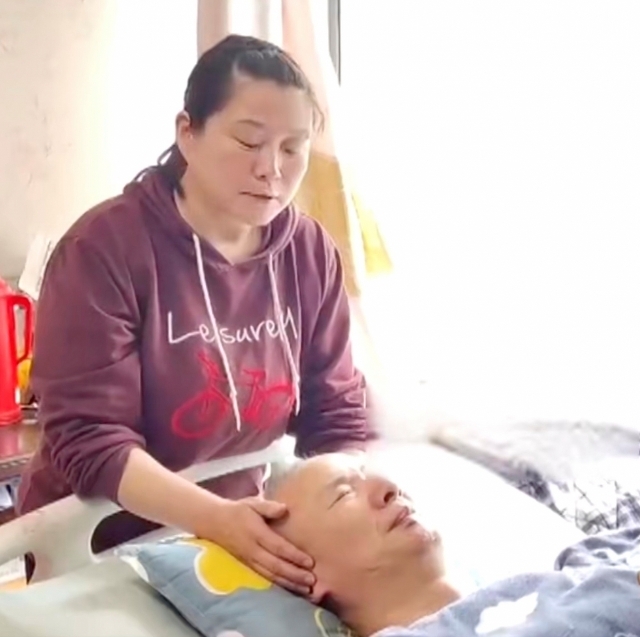 중국에서 10년간 식물인간 상태였던 남편을 헌신적으로 간호한 여성 쑨홍샤의 사연이 화제다. 바이두