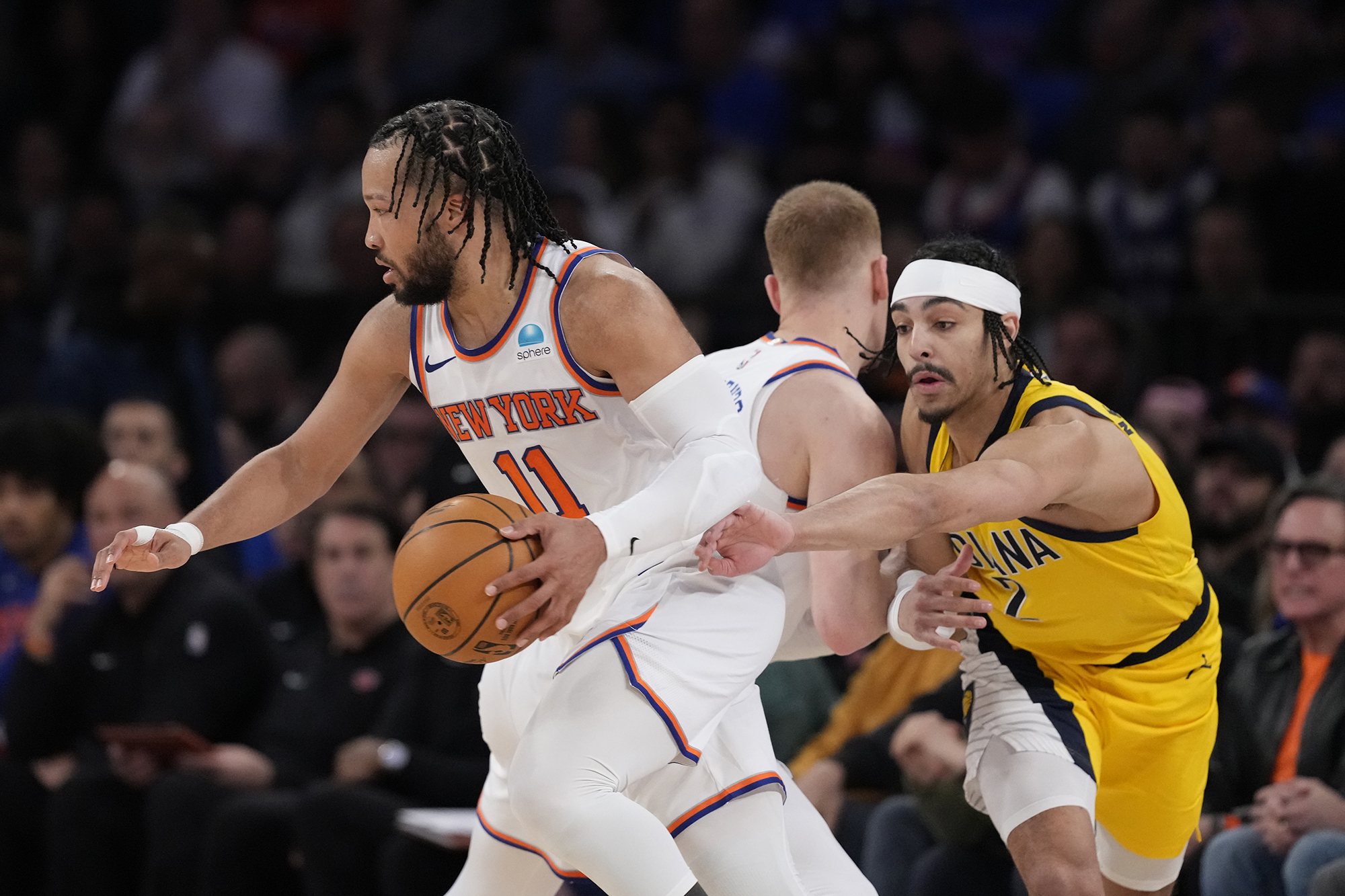 뉴욕 닉스의 제일런 브런슨(왼쪽)이 7일 인디애나 페이서스와의 NBA 동부 플레이오프 2라운드 1차전에서 드리블하고 있다. 뉴욕 AP 연합뉴스