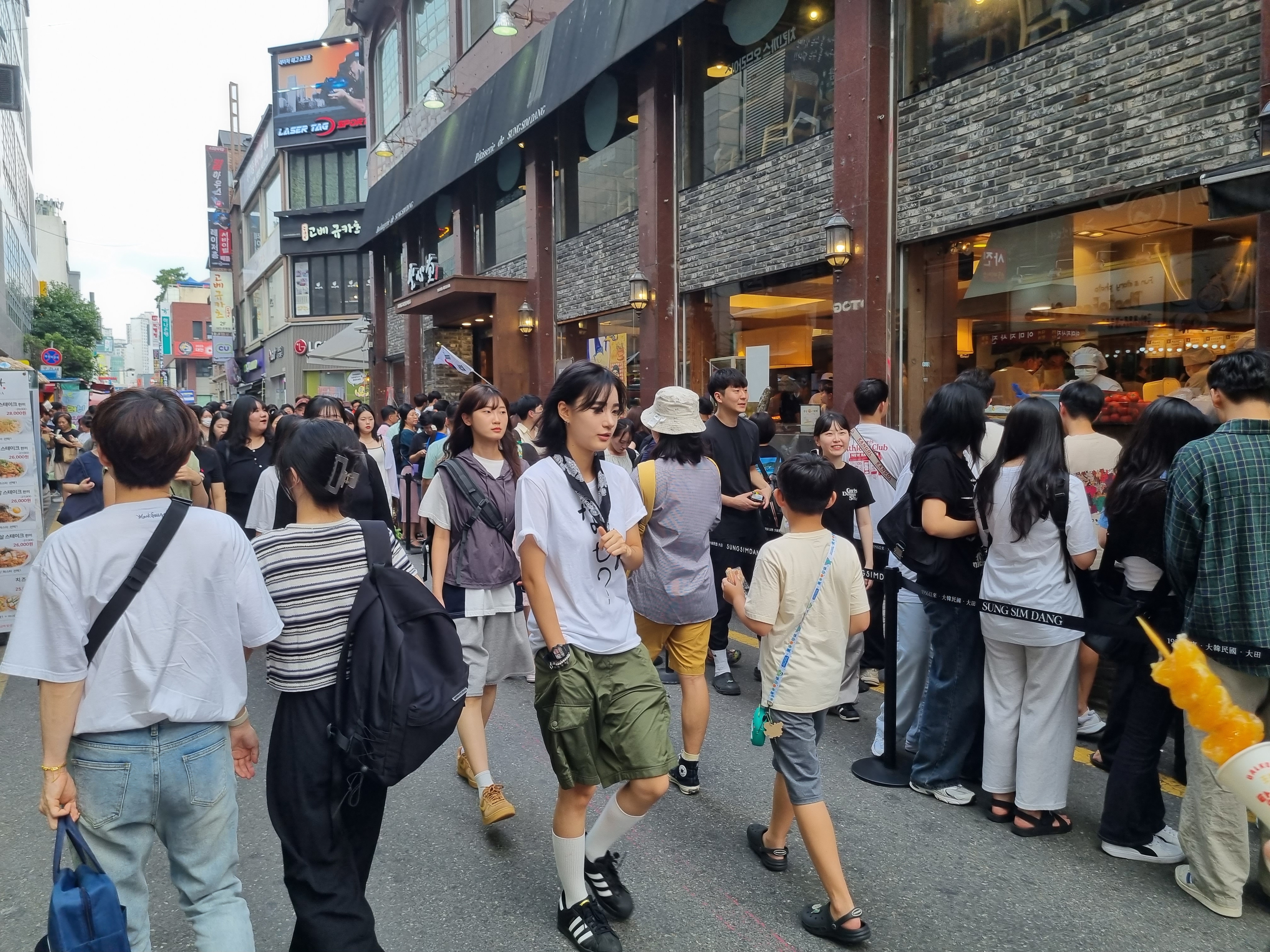 대전역에서 1㎞쯤 떨어진 성심당 본점 앞에 사람들이 줄지어 서 있다.