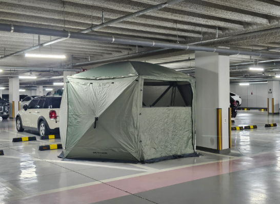 아파트 지하 주차장에 대형 텐트가 설치됐다는 사연이 공개돼 공분을 사고 있다. SNS 캡처