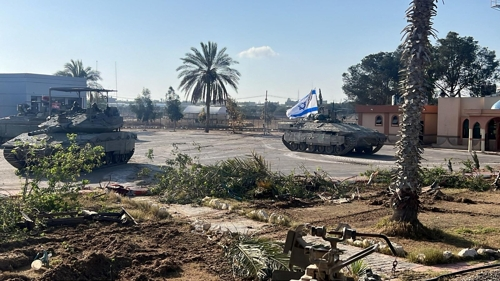 이스라엘군 탱크들이 7일(현지시간) 라파 국경검문소의 가자지구 쪽 구역에서 작전 중이다. 이날 이스라엘군은 401기갑여단이 가자지구 최남단 도시 라파의 팔레스타인쪽 국경검문소를 장악했다고 밝혔다. 라파 로이터 연합뉴스