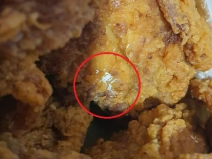 경남 창원 한 대형마트에서 판매한 프라이드 치킨에 살아있는 파리와 파리알로 추정되는 물질이 발견됐다는 주장이 나왔다.  연합뉴스TV 캡처