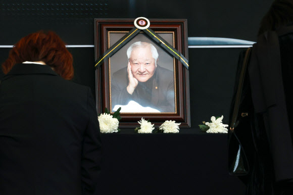 7일 오전 서울 종로구 마로니에공원에서 열린 고 임영웅 극단 산울림 대표 연극인장 영결식에서 참석자들이 헌화하고 있다. 2024.5.7  연합뉴스