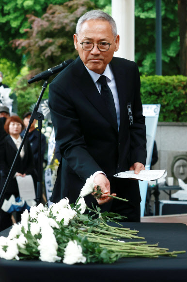 유인촌 문화체육관광부 장관이 7일 오전 서울 종로구 마로니에공원에서 열린 고 임영웅 극단 산울림 대표 연극인장 영결식에서 헌화하고 있다. 2024.5.7  연합뉴스