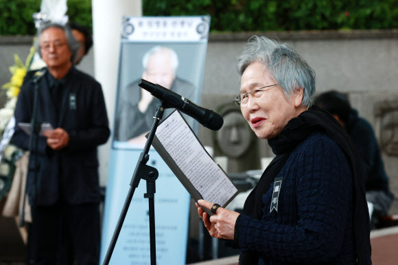 배우 박정자가 7일 오전 서울 종로구 마로니에공원에서 열린 고 임영웅 극단 산울림 대표 연극인장 영결식에서 고인을 추모하고 있다. 2024.5.7  연합뉴스