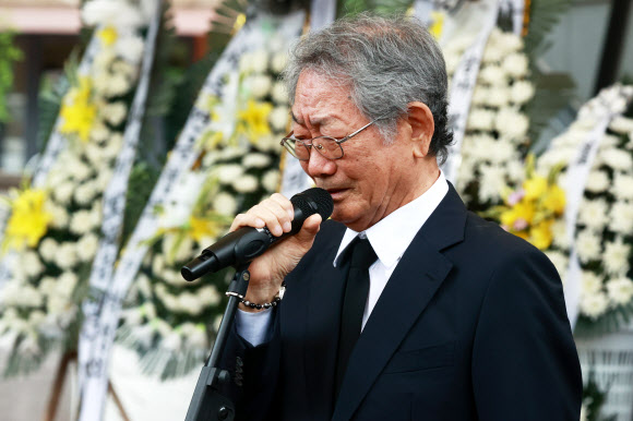 7일 오전 서울 종로구 마로니에공원에서 열린 고 임영웅 극단 산울림 대표 연극인장 영결식에서 배우 전무송이 추도사를 하고 있다. 2024.5.7  연합뉴스