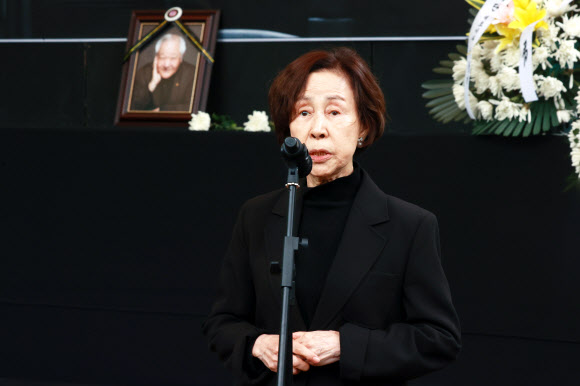 7일 오전 서울 종로구 마로니에공원에서 열린 고 임영웅 극단 산울림 대표 연극인장 영결식에서 배우 손숙이 추도사를 하고 있다. 2024.5.7  연합뉴스