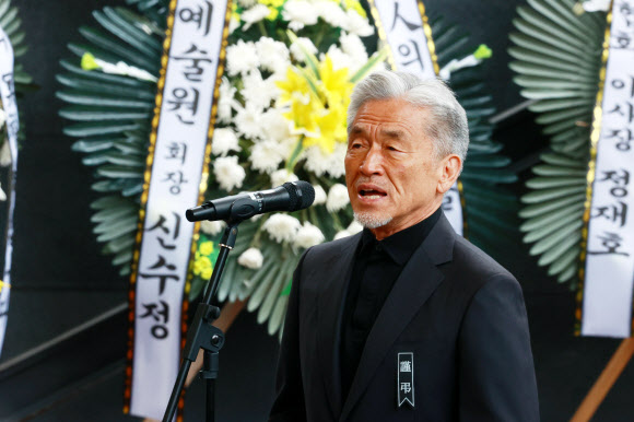 7일 오전 서울 종로구 마로니에공원에서 열린 고 임영웅 극단 산울림 대표 연극인장 영결식에서 가수 장사익이 추모의 노래를 하고 있다. 2024.5.7  연합뉴스
