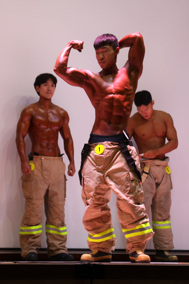 7일 오후 경기도 의정부시 금오동 경기북부소방재난본부에서 열린 2024년 경기도 몸짱 소방관 선발대회에서 참가자들이 기량을 선보이고 있다.  이날 선발된 소방관들은 오는 6월 예정된 제37회 전국소방기술경연대회에 경기도 대표로 출전한다. 2024.5.7  연합뉴스