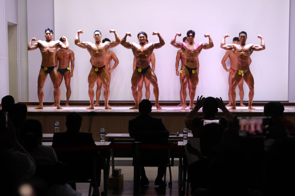 7일 오후 경기도 의정부시 금오동 경기북부소방재난본부에서 열린 2024년 경기도 몸짱 소방관 선발대회에서 참가자들이 기량을 선보이고 있다.  이날 선발된 소방관들은 오는 6월 예정된 제37회 전국소방기술경연대회에 경기도 대표로 출전한다. 2024.5.7  연합뉴스