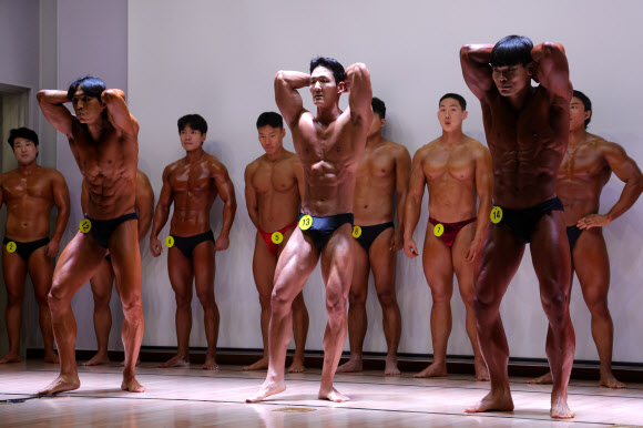 7일 오후 경기도 의정부시 금오동 경기북부소방재난본부에서 열린 2024년 경기도 몸짱 소방관 선발대회에서 참가자들이 기량을 선보이고 있다.  이날 선발된 소방관들은 오는 6월 예정된 제37회 전국소방기술경연대회에 경기도 대표로 출전한다. 2024.5.7  연합뉴스
