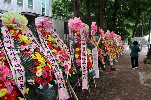 7일 오후 서초구 서울고등법원 인근에 의대 증원 집행정지 심리 관련 사법부의 공정한 판단 등을 촉구하는 메시지가 담긴 화환이 놓여 있다. 2024.5.7  연합뉴스