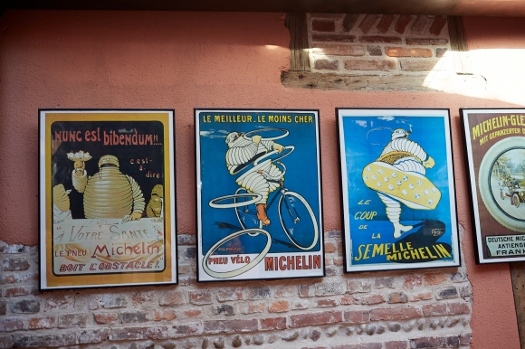프랑스 브레스의 한 유명 식당에 걸려 있는 옛 미슐랭 포스터. 권위가 곧 만족감을 의미한다는 법은 없다.