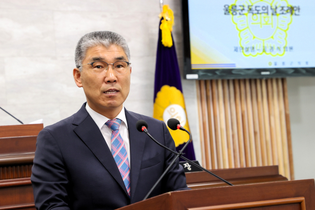 지난 7일 공경식 울릉군의회 의장이 제278회 임시회에서 ‘울릉군 독도의 날 조례안 ’을  대표발의하고 있다. 울릉군의회 제공