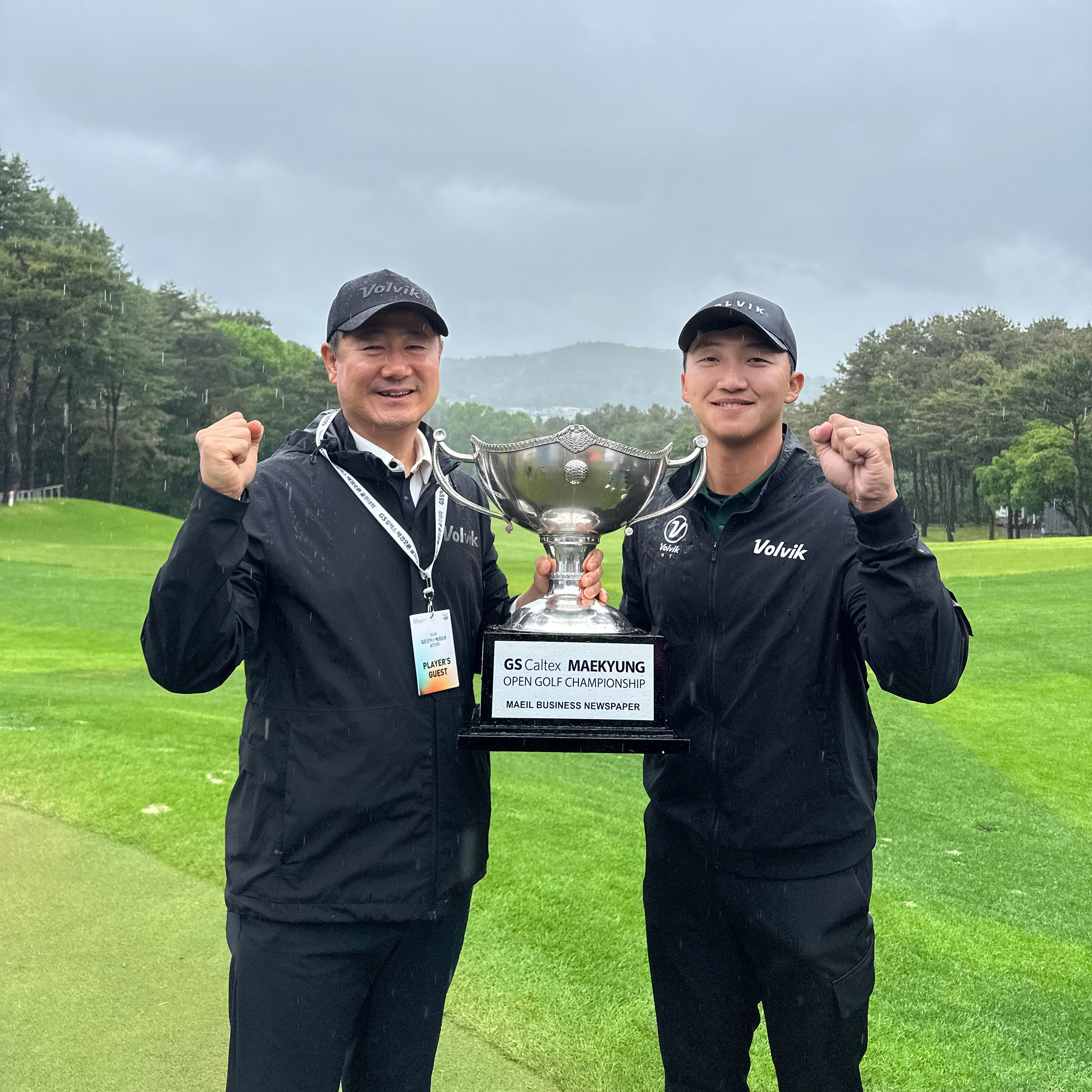 볼빅 콘도르 볼과 우승 트로피를 들어올리는 김홍택 프로