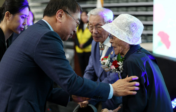 장수 어르신 카네이션 증정