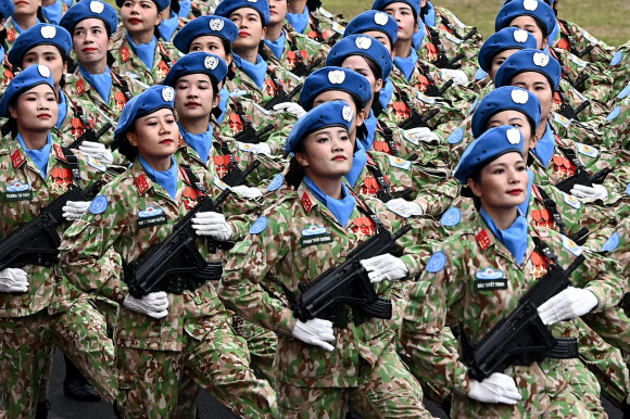 베트남군 병사들이 7일 디엔비엔푸 스타디움에서 1954년 디엔비엔푸 전투 승리 70주년을 기념하는 퍼레이드를 하고 있다. 디엔비엔푸 전투 승리로 베트남은 프랑스 식민지에서 벗어나 독립의 발판을 마련했다. 2024.05.08 디엔비엔푸 AFP 연합뉴스