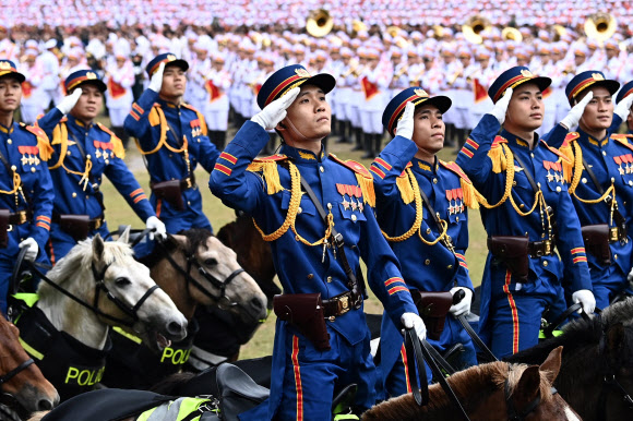 베트남군 병사들이 7일 디엔비엔푸 스타디움에서 1954년 디엔비엔푸 전투 승리 70주년을 기념하는 퍼레이드를 하고 있다. 디엔비엔푸 전투 승리로 베트남은 프랑스 식민지에서 벗어나 독립의 발판을 마련했다. 2024.05.08 디엔비엔푸 AFP 연합뉴스