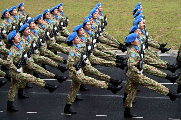 디엔비엔푸 승전 기념 행진하는 베트남군