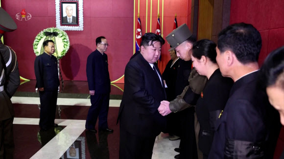 김정은 북한 국무위원장이 8일 새벽 2시에 김기남 전 당 중앙위원회 비서의 영구를 찾아 깊은 애도의 뜻을 표시했다고 조선중앙TV가 8일 보도했다. 김 위원장이 고인의 유가족들에게 조의를 표시하고 위로해주고 있다. 2024.5.8  조선중앙TV 화면·연합뉴스