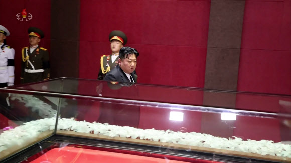 김정은 북한 국무위원장이 8일 새벽 2시에 김기남 전 당 중앙위원회 비서의 영구를 찾아 깊은 애도의 뜻을 표시했다고 조선중앙TV가 8일 보도했다. 2024.5.8. 조선중앙TV 화면·연합뉴스