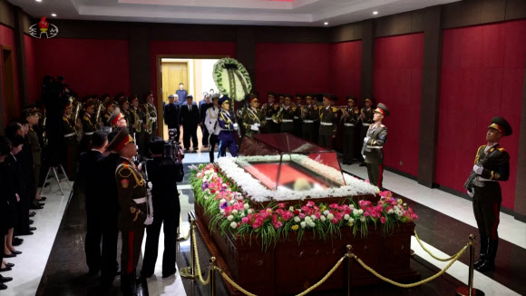 김정은 북한 국무위원장이 8일 새벽 2시에 김기남 전 당 중앙위원회 비서의 영구를 찾아 깊은 애도의 뜻을 표시했다고 조선중앙TV가 8일 보도했다. 2024.5.8. 조선중앙TV 화면·연합뉴스