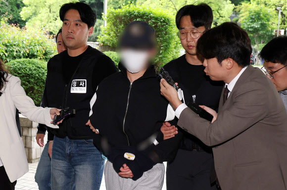 ‘여자친구 흉기 살해 의대생’ 영장실질심사 출석