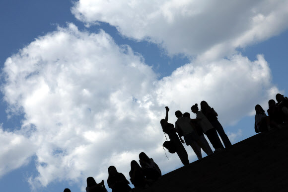 8일 오후 서울 용산구 국립중앙박물관에서 바라본 하늘이 맑다. 2024.5.8 연합뉴스