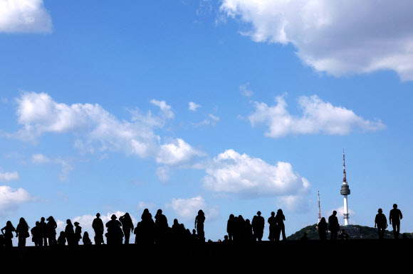 8일 오후 서울 용산구 국립중앙박물관에서 바라본 하늘이 맑다. 2024.5.8 연합뉴스