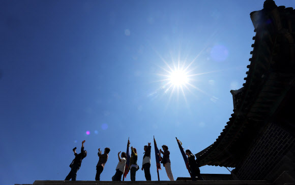 8일 경기도 수원시 세계문화유산 화성(華城) 창룡문 위로 파란 하늘이 펼쳐져 있다. 2024.5.8 연합뉴스