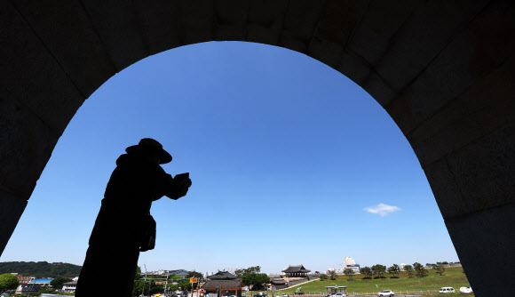 8일 경기도 수원시 세계문화유산 화성(華城) 창룡문 위로 파란 하늘이 펼쳐져 있다. 2024.5.8 연합뉴스