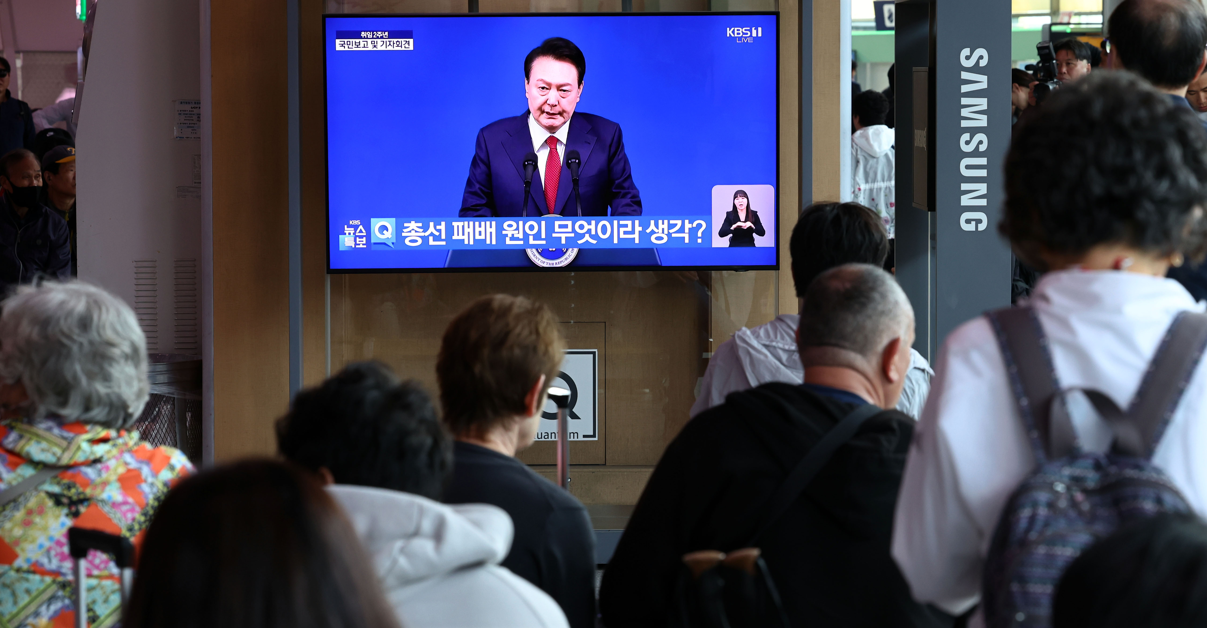 9일 서울역 대기실에서 시민들이 ‘윤석열 정부 2년 국민 보고 및 기자회견’ 방송을 시청하고 있다. 연합뉴스