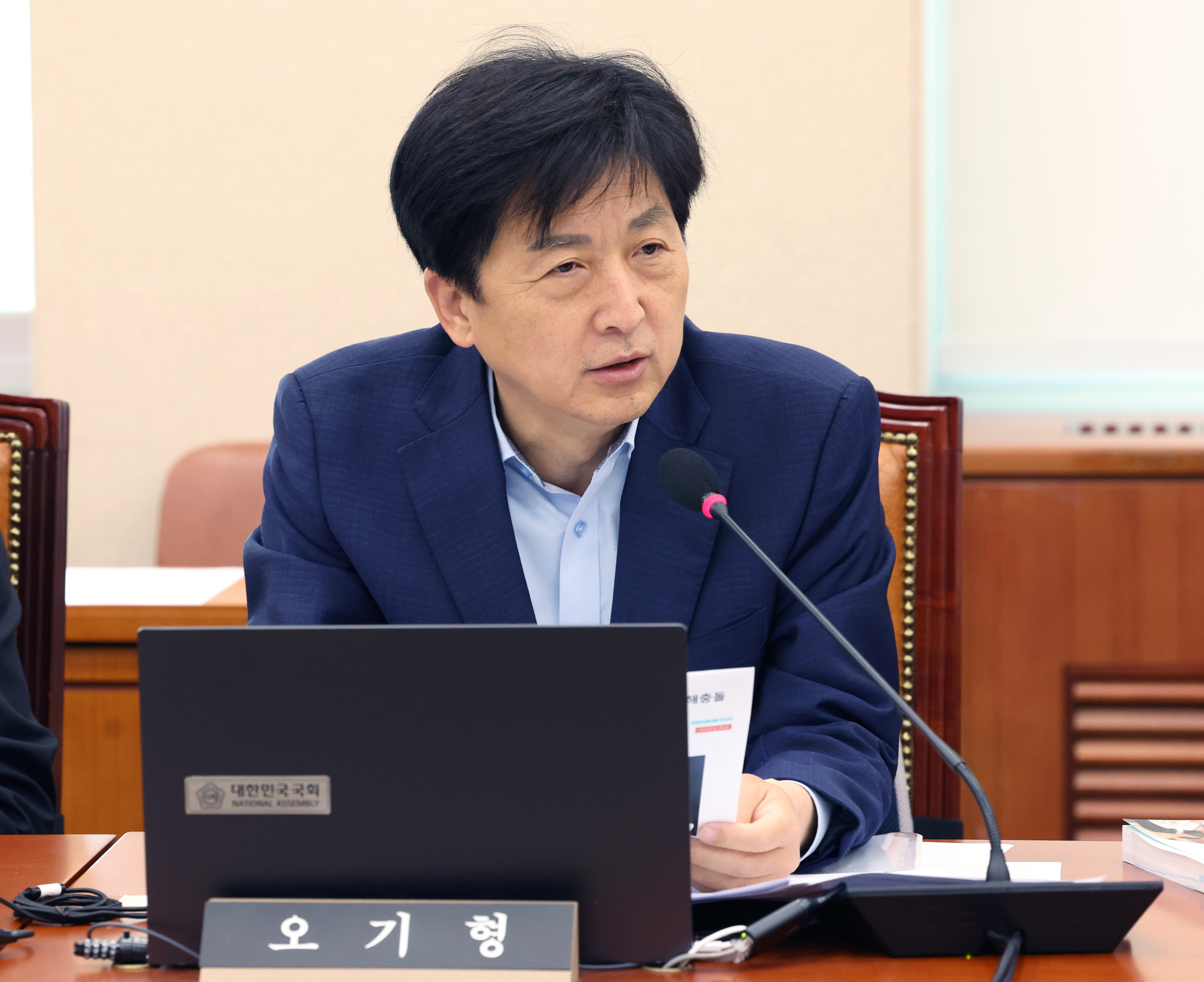 오기형 더불어민주당 의원이 9일 서울 여의도 국회에서 열린 정무위원회 전체회의에서 발언을 하고 있다. 뉴스1