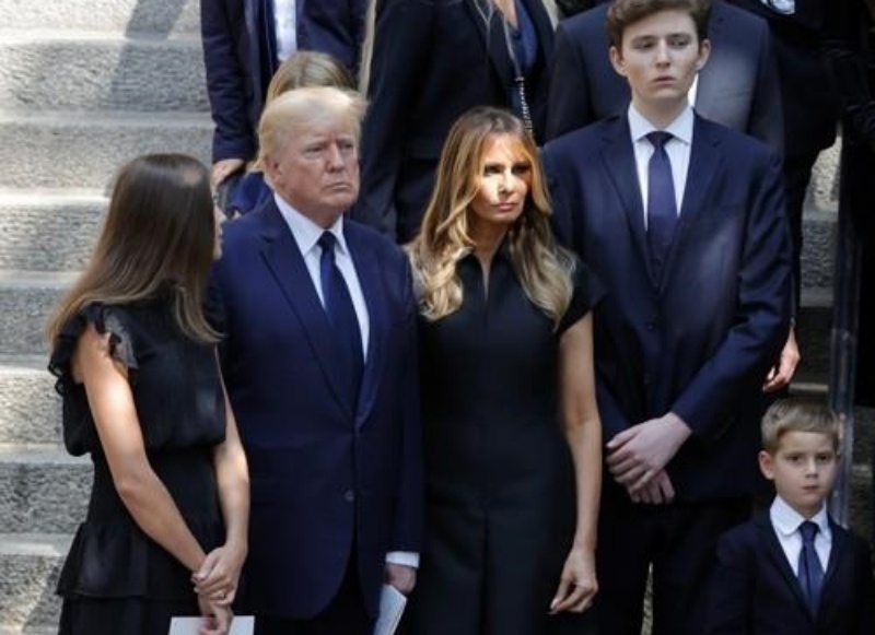 2022년 트럼프 전 대통령 첫 부인 이바나 장례식 참석한 배런 트럼프(왼쪽 네번째). EPA 연합뉴스