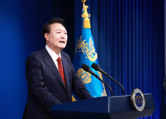 윤석열 대통령이 9일 오전 서울 용산 대통령실 청사 브리핑실에서 열린 ‘윤석열정부 2년 국민보고 및 기자회견’에서 취재진의 질문에 답하고 있다. 2024.5.9 연합뉴스