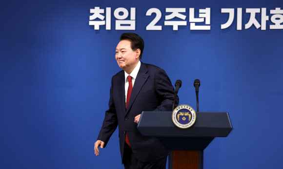 윤석열 대통령이 9일 오전 서울 용산 대통령실 청사 브리핑실에서 ‘윤석열정부 2년 국민보고 및 기자회견’을 마치고 밝은 표정으로 단상을 내려오고 있다.  2024.5.9 연합뉴스