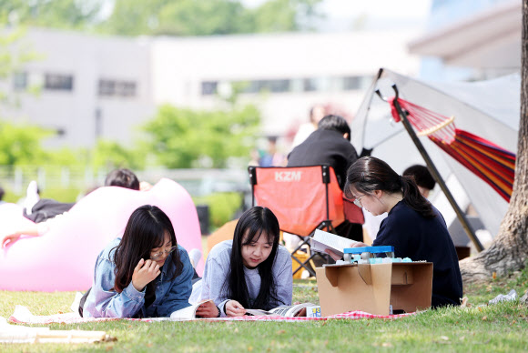 9일 오후 경기도 수원시 성균관대학교 자연과학캠퍼스 잔디밭에서 열린 ‘북 피크닉’ 행사에서 학생들이 책을 읽고 있다. 2024.5.9  연합뉴스