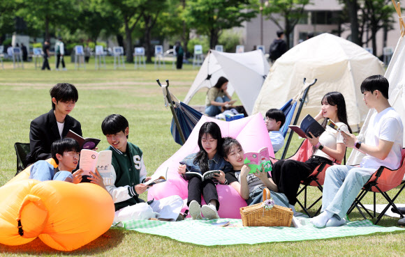 9일 오후 경기도 수원시 성균관대학교 자연과학캠퍼스 잔디밭에서 열린 ‘북 피크닉’ 행사에서 학생들이 책을 읽고 있다. 2024.5.9  연합뉴스