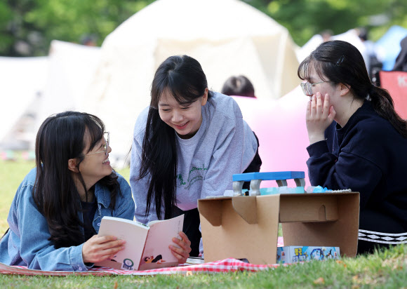 9일 오후 경기도 수원시 성균관대학교 자연과학캠퍼스 잔디밭에서 열린 ‘북 피크닉’ 행사에서 학생들이 책을 읽고 있다. 2024.5.9  연합뉴스