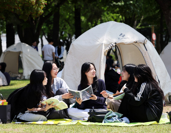 9일 오후 경기도 수원시 성균관대학교 자연과학캠퍼스 잔디밭에서 열린 ‘북 피크닉’ 행사에서 학생들이 책을 읽고 있다. 2024.5.9  연합뉴스