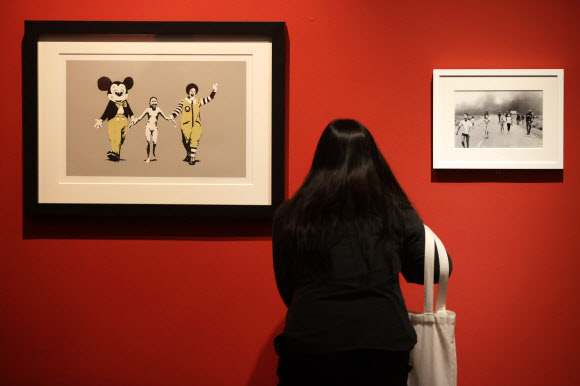 9일 오후 서울 중구 그라운드서울에서 열린 ‘리얼뱅크시’ 프레스데이에서 참석자가 전시를 둘러보고 있다. 오는 10일 개막하는 전시는 페스트 컨트롤의 공식 인증을 받은 뱅크시 작품 29점을 선보인다. 2024.5.9  연합뉴스