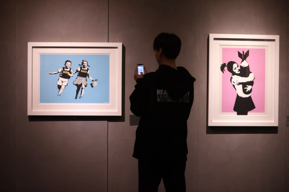 9일 오후 서울 종로구 그라운드서울에서 열린 ‘리얼뱅크시’ 프레스데이에서 참석자들이 전시를 둘러보고 있다. 오는 10일 개막하는 전시는 페스트 컨트롤의 공식 인증을 받은 뱅크시 작품 29점을 선보인다. 2024.5.9  연합뉴스
