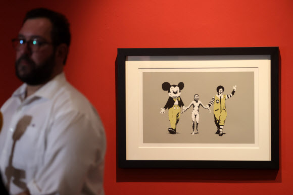 9일 오후 서울 종로구 그라운드서울에서 열린 ‘리얼뱅크시’ 프레스데이에서 큐레이터가 전시를 설명하고 있다. 오는 10일 개막하는 전시는 페스트 컨트롤의 공식 인증을 받은 뱅크시 작품 29점을 선보인다. 2024.5.9  연합뉴스