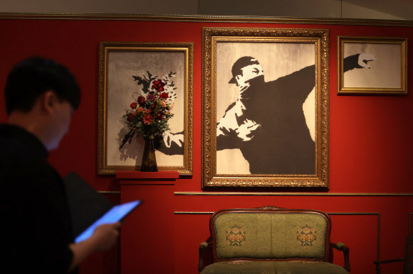 9일 오후 서울 종로구 그라운드서울에서 열린 ‘리얼뱅크시’ 프레스데이에서 참석자가 전시를 둘러보고 있다.  2024.5.9  연합뉴스